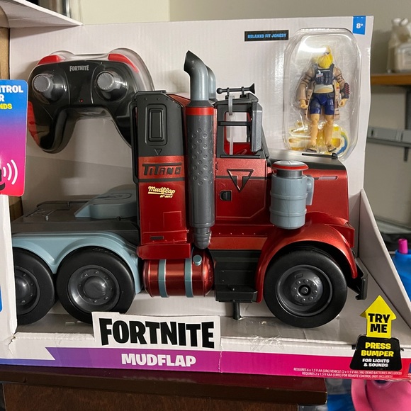 Fortnite Deluxe MudFlap RC Semi-Truck - Picture 4 of 11